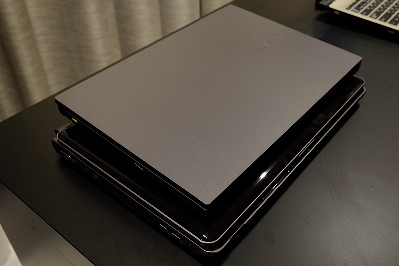 旧製品と比較すると小型化しているのがわかる