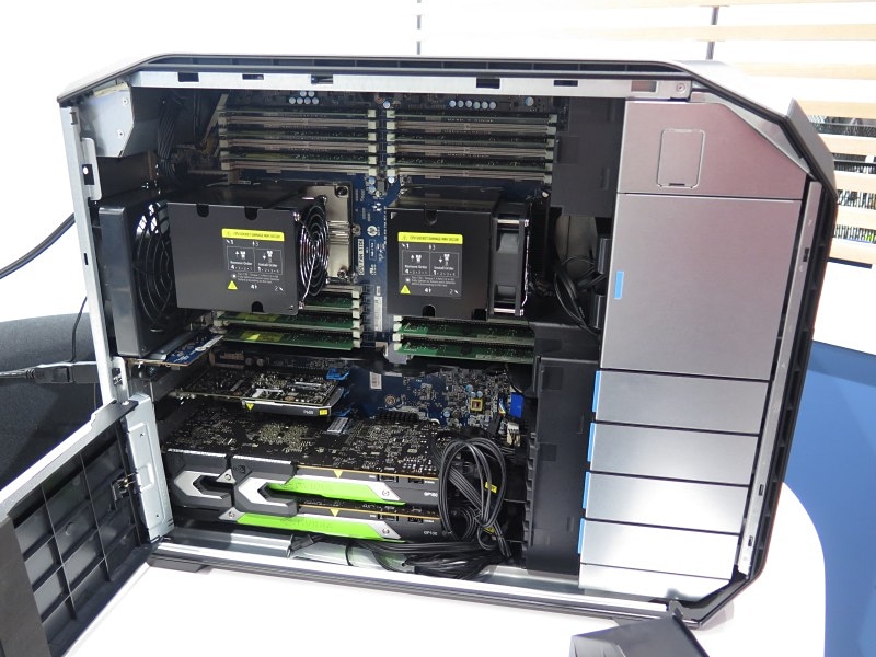 本体内部。NVLinkを採用するQuadro P100が装着されている