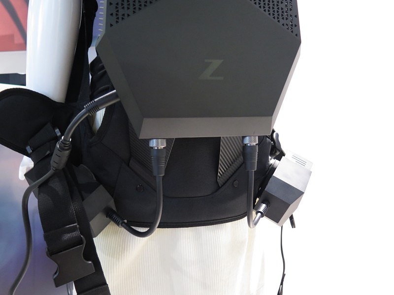 バッテリパックはケーブルで外付け化されている