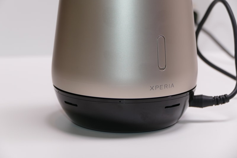 横のスリットが赤外線センサー。小さな穴がマイク