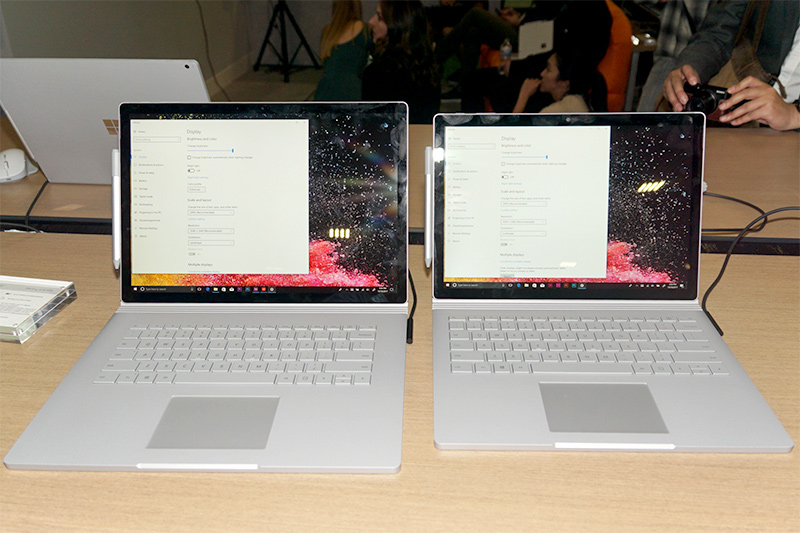 MicrosoftのSurface Book 2、左が15型で右が13.5型