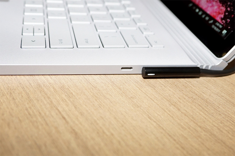 Surface Book 13.5型の右側面