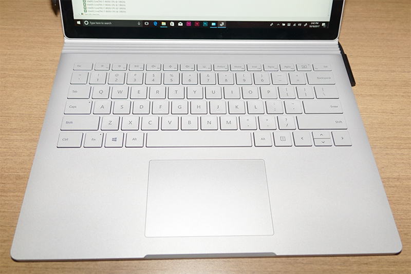 Surface Book 13.5型のキーボードとタッチパッド