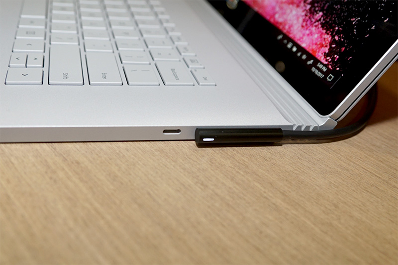 Surface Book 15型の右側面