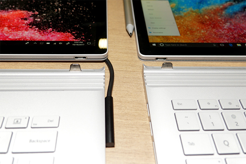 ヒンジ部分の比較、左の15型の方が支えが長くなっていることがわかる