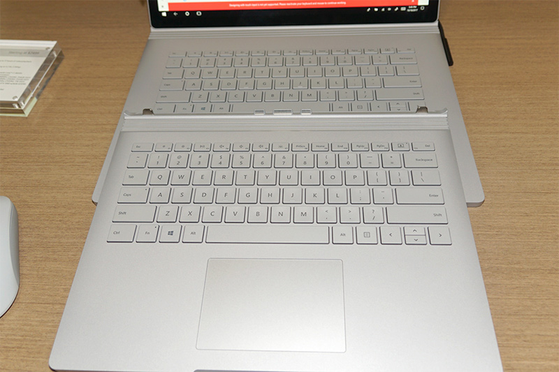 キーボードの比較、手前側が13.5型のキーボード、奥側が15型のキーボード。サイズなどから同じキーボードだと考えられる