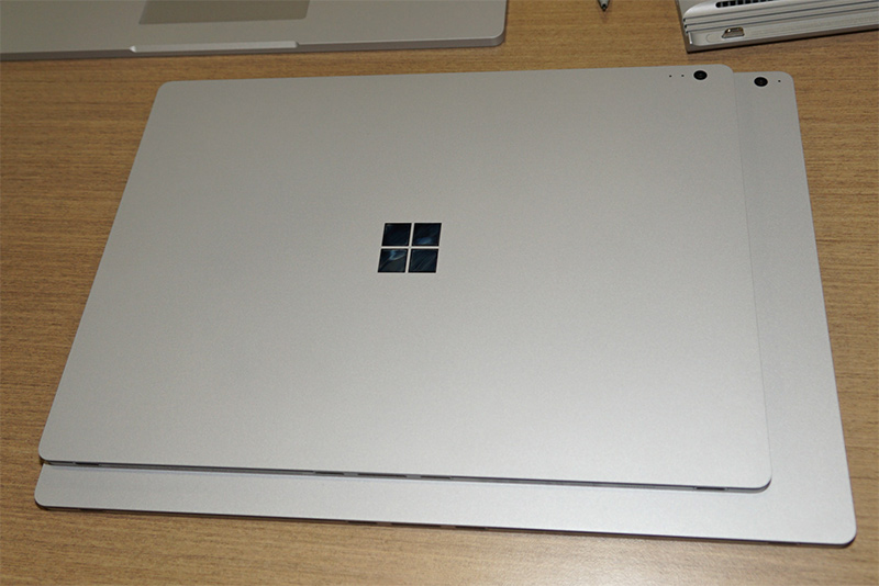 タブレット単体、キーボードドック付で大きさを比較。いずれも上が13.5型