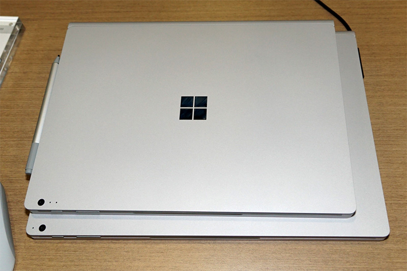 タブレット単体、キーボードドック付で大きさを比較。いずれも上が13.5型