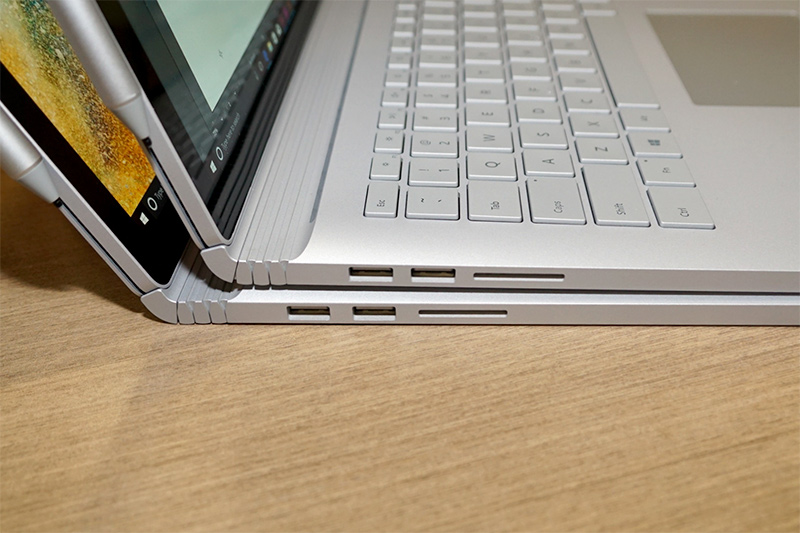 端子部分を比較、いずれも上が13.5型