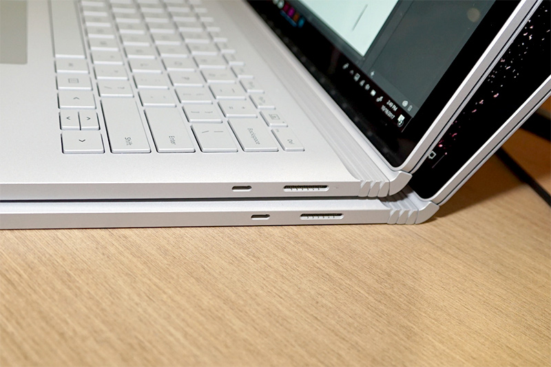 端子部分を比較、いずれも上が13.5型