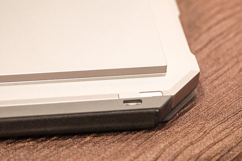 キーボードは本体経由で充電できるほか、Micro USB端子を利用してPCやUSBアダプタ経由で充電もできる