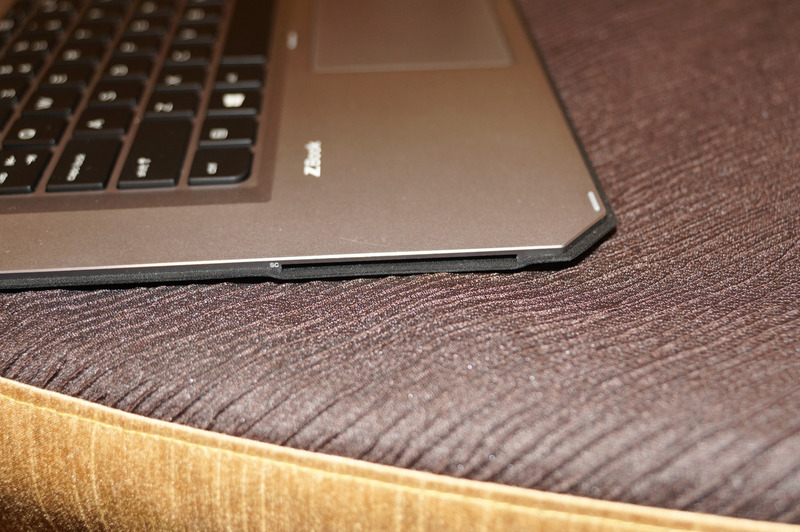 キーボードはスマートカードリーダがオプションで選択でき、企業ユースでセキュリティに利用したりすることもできるし、ペンホルダーを入れて利用することもできる