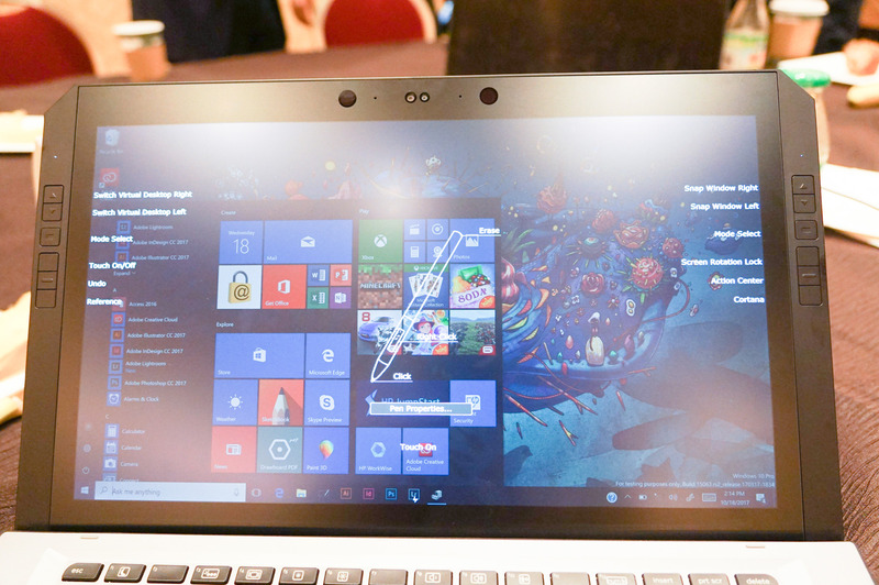 本体の左右には各種ボタンが用意されており、標準で文字表示されている機能に割り当てられている