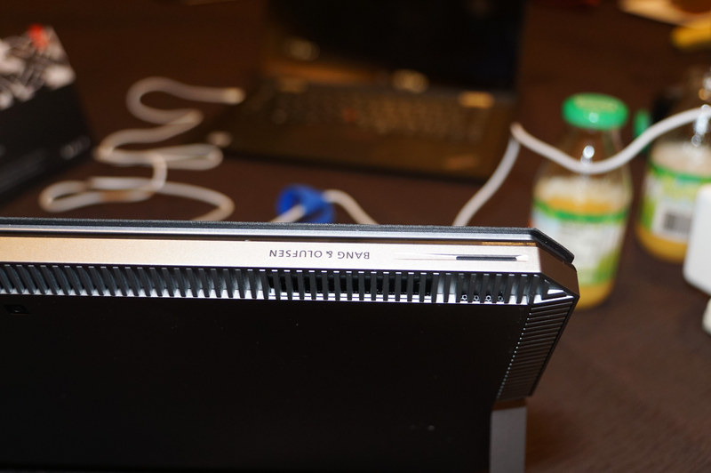 タブレット上部に用意されている排気口。横から吸ってここから出す形になっている。