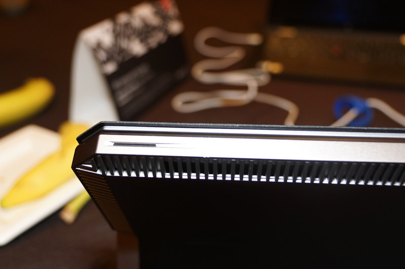 タブレット上部に用意されている排気口。横から吸ってここから出す形になっている。