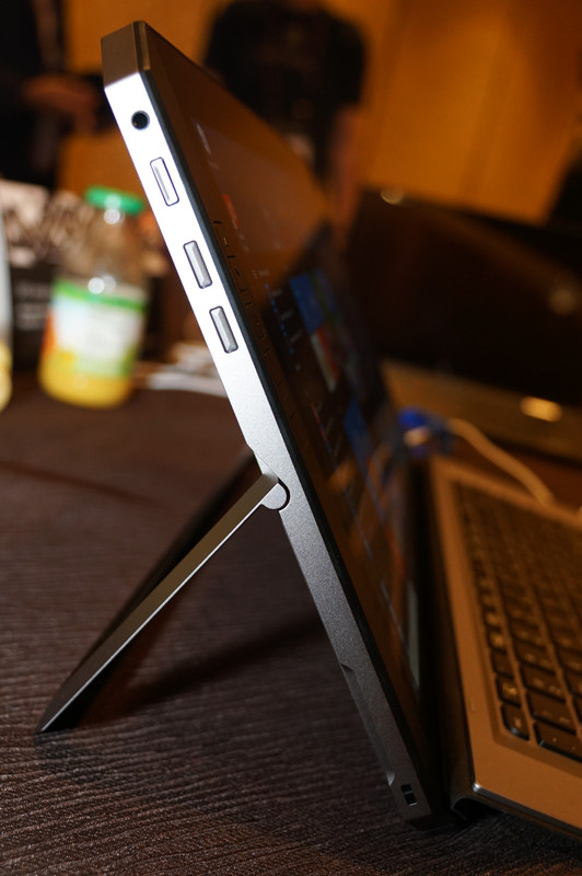 左側面はボタンとヘッドフォン端子