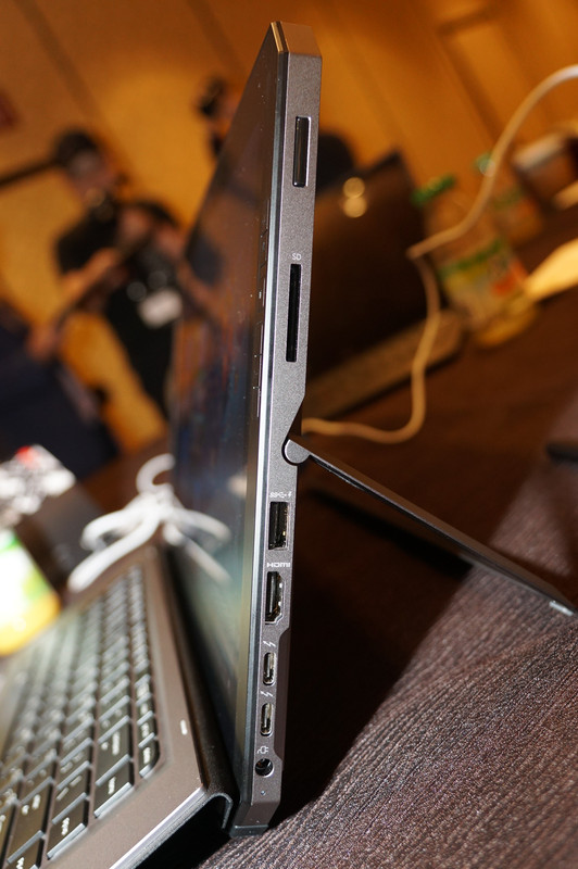 本体の右側面。上から指紋センサー、SDカードスロット、USB 3.0(Standard-A)、HDMI(1.4)、USB Type-C/Thunderbolt3×2、専用ACアダプタ用ポート
