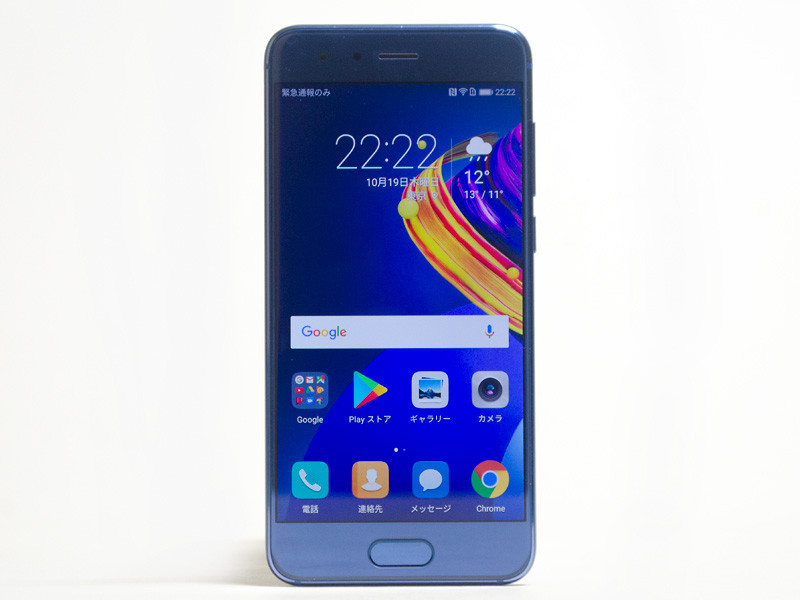 パネル中央上近辺に前面カメラ、下に指紋センサー。ナビゲーションボタンはハードウェア式