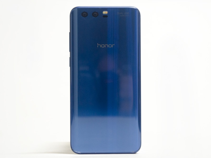 背面は中央上にフラッシュ、その左側にダブルレンズ。非常に光沢があり、撮影中の筆者とカメラが写り込んでいる