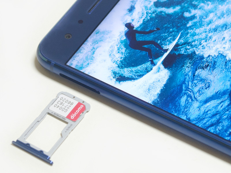 Nano SIM/microSDカードスロット付近。奥側がSIM1、手前がSIM2/microSD