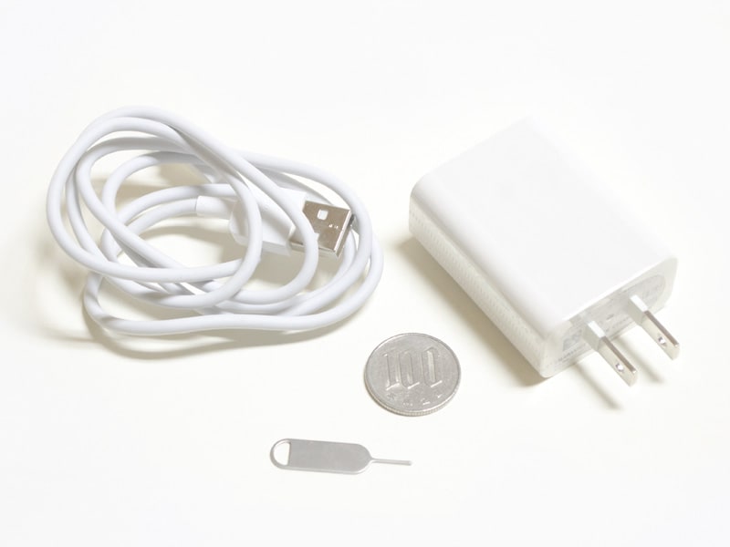 付属品は、USBケーブル、USB式ACアダプタ、イジェクトピン。ACアダプタは約50×40×23cm(プラグ含まず)、49g、出力5V/2Aと9V/2A。