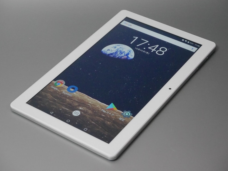 縦向きに使うこともできるが、一般的なワイド比率(16:10)よりもさらにスリム(16:9)ということもあり、かなり縦に長い印象