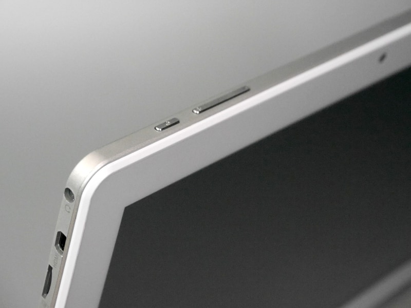 本体左上には電源ボタンおよび音量ボタンを備える