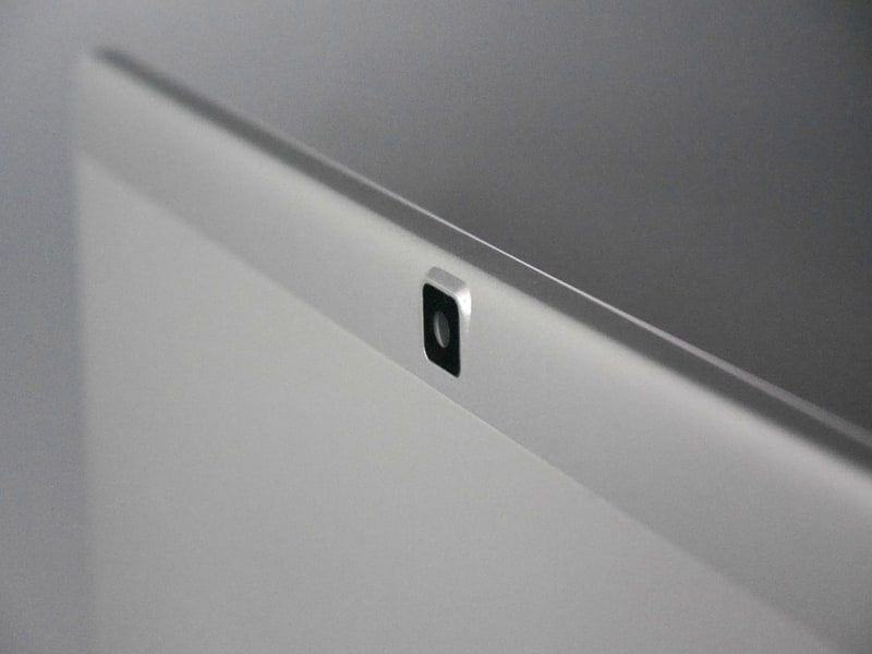 背面上部中央には背面カメラを備える。背面からほんのわずかに突出しているが、最近のiPadシリーズのように明確な段差があるわけではない