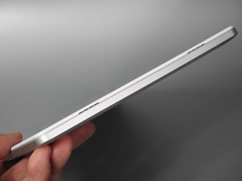 スピーカーは右側面にのみ配置されているため、動画鑑賞時には画面の右側からのみ音が聞こえる形になる。ただしスピーカーが本体裏に配置されている7.9型モデルのように、音そのものが聞こえにくいわけではない