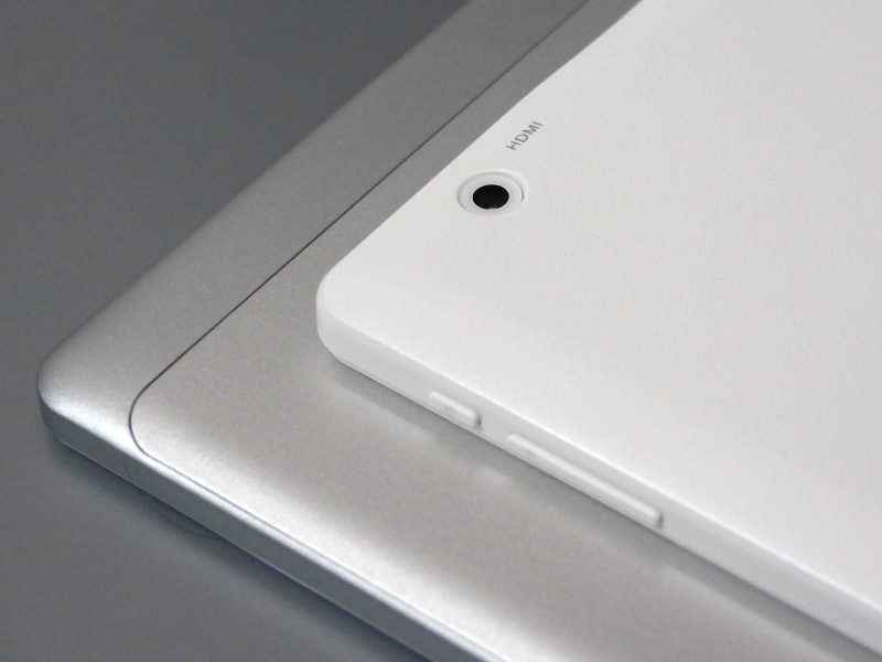 背面をアップにしたところ。下が本製品、上が「BNT-791W」。強度はあまり高くなさそうだが、見た目のチープさは緩和されている