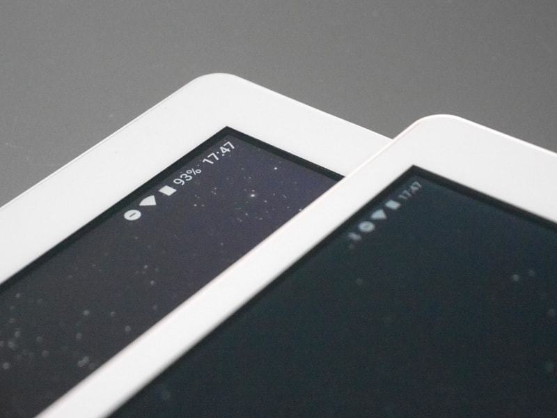 ベゼルと画面の間に実際には段差はないのだが、液晶画面がベゼルから少し奥まった位置にあるため、斜め方向から見ると段差があるように見える。上に乗っているのは7.9型モデル「BNT-791W」