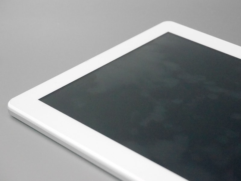 指紋がかなりつきやすく、また拭き取りにくいのは「BNT-791W」と同じくマイナスポイント。外光の反射はかなりきついので、非光沢シートなどを合わせて入手したいところ