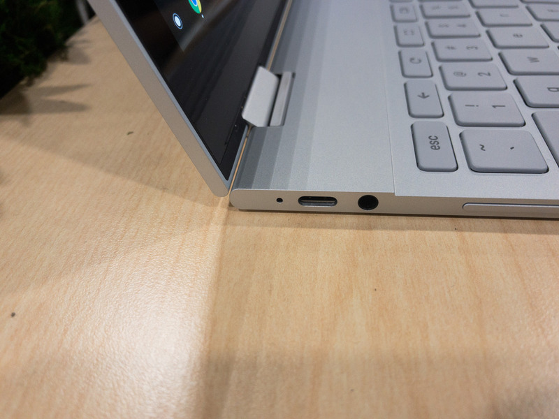 左右にUSB Type-C端子が用意されており、充電もUSB Type-CのACアダプタで行なう