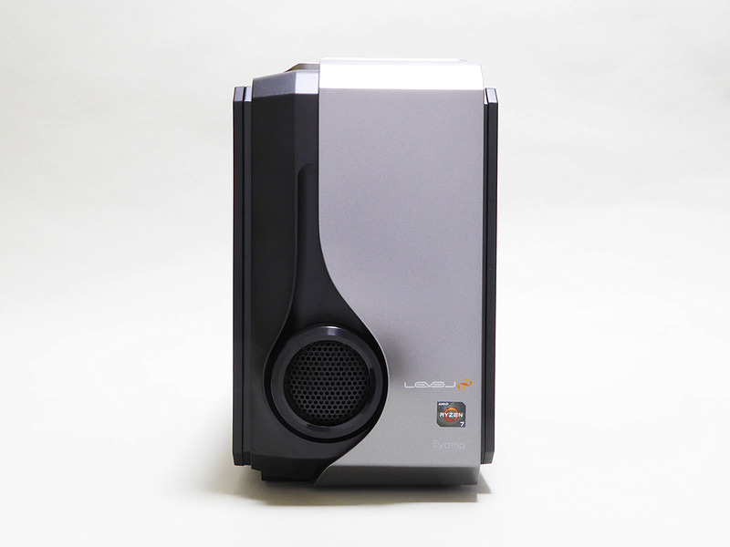 円形の吸気口と、それに合わせてカーブを描くパネルと色分けがおもしろい