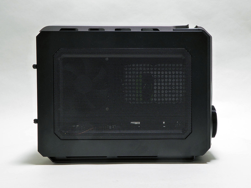 左側面もメッシュパネルで、全体的に通気性を重視したデザイン