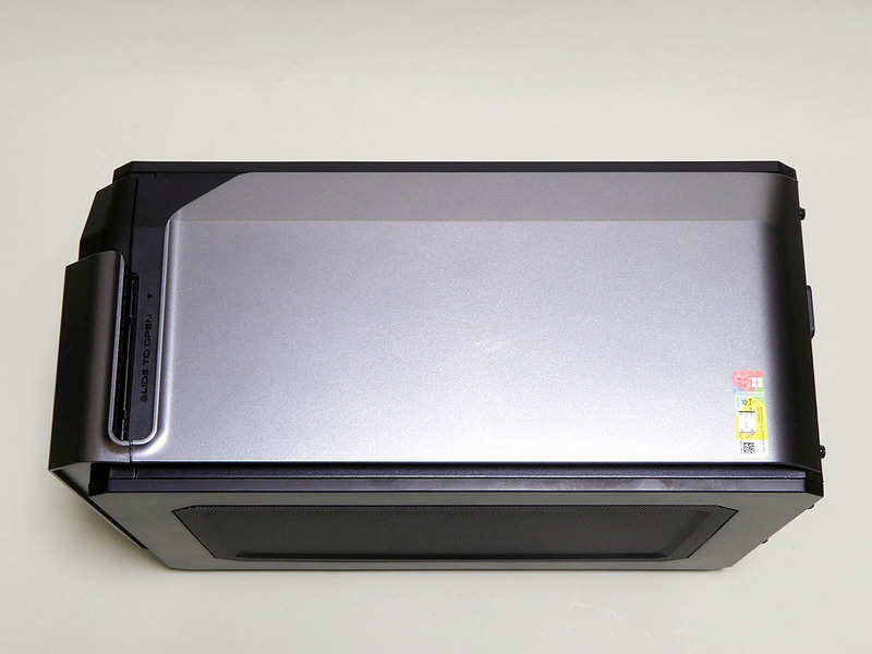 天板はフラットだが、前面寄りにユニークなへこみがある