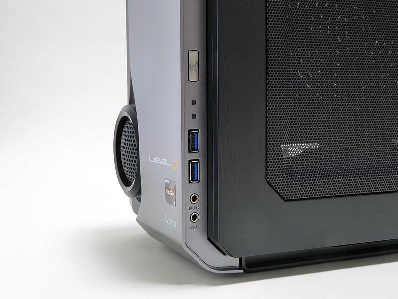 電源ボタン、電源LED、HDDアクセスLED、USB 3.0×2、音声入出力端子がある