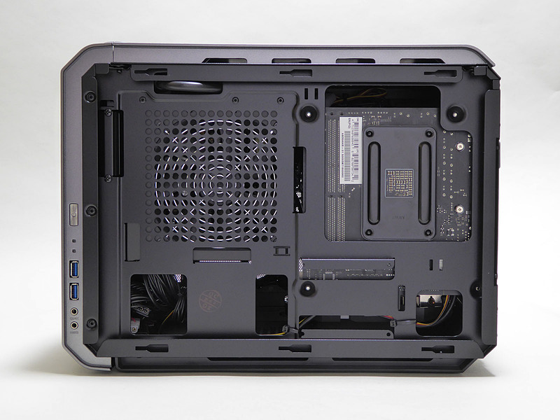 右側板を外すと、マザーボード裏に2.5インチベイが現われる