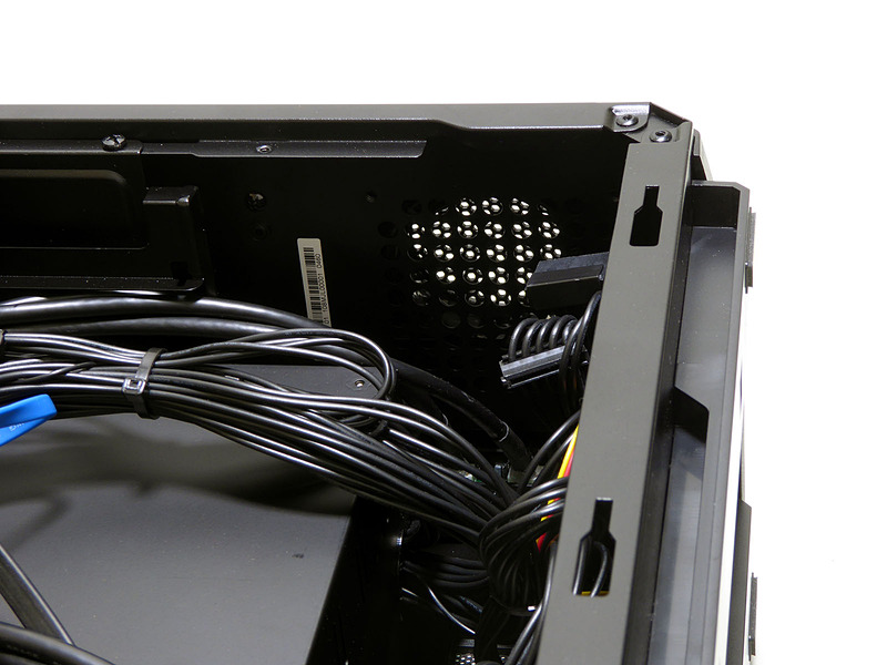 前面吸気口の裏には8cm角ファンを搭載できるスペースがある。BTOオプションで追加可能で、ただし狭いため自力で追加するのは手間がかかりそうだ