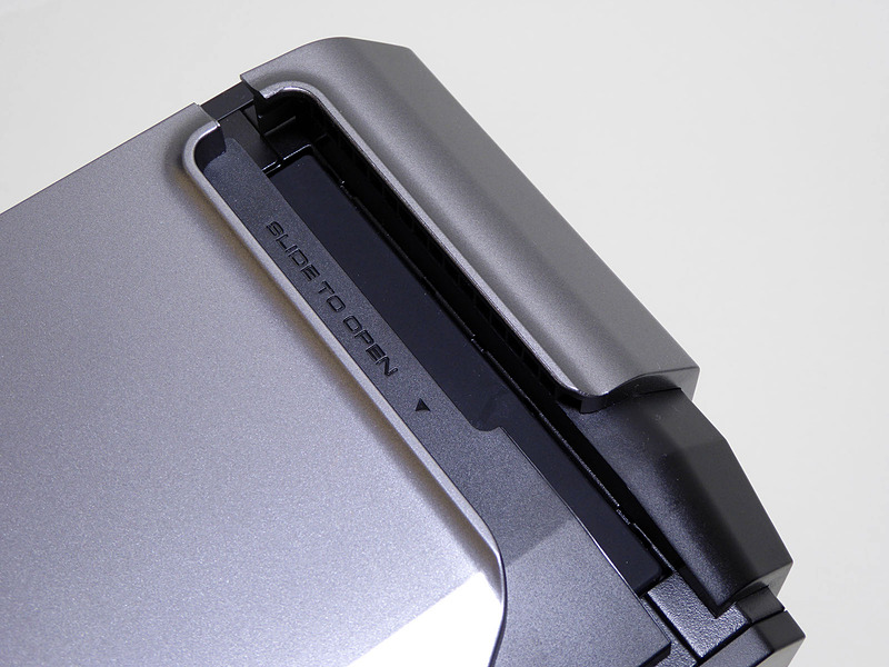 天板のへこみ部分はスリム光学ドライブベイ。オプションで追加搭載可能だ