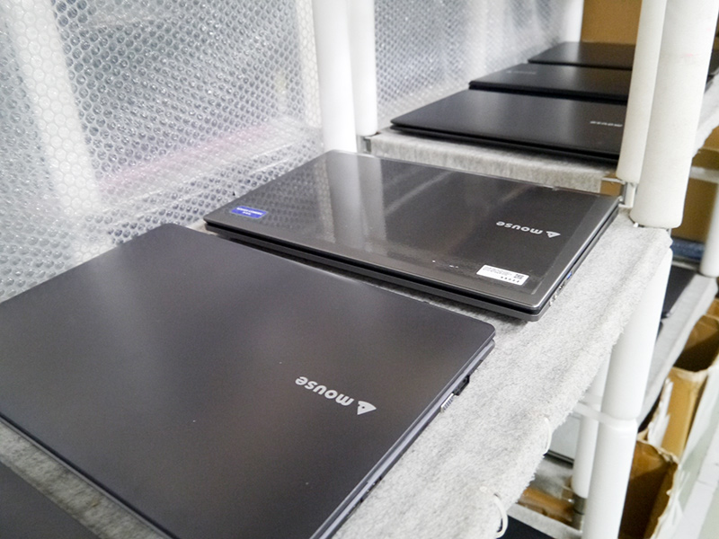 開梱されて作業工程に入る前に棚に置かれたPC