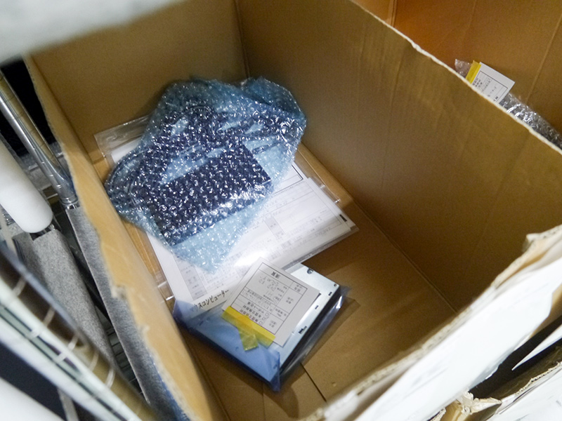 付属品は本体と一緒になって修理工程に流れる