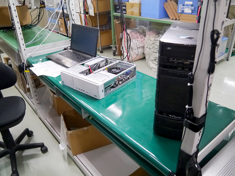 最初に持ち込まれるのは「診断」工程のエリア。不具合を再現する。3台のPCが同時に診断されていた