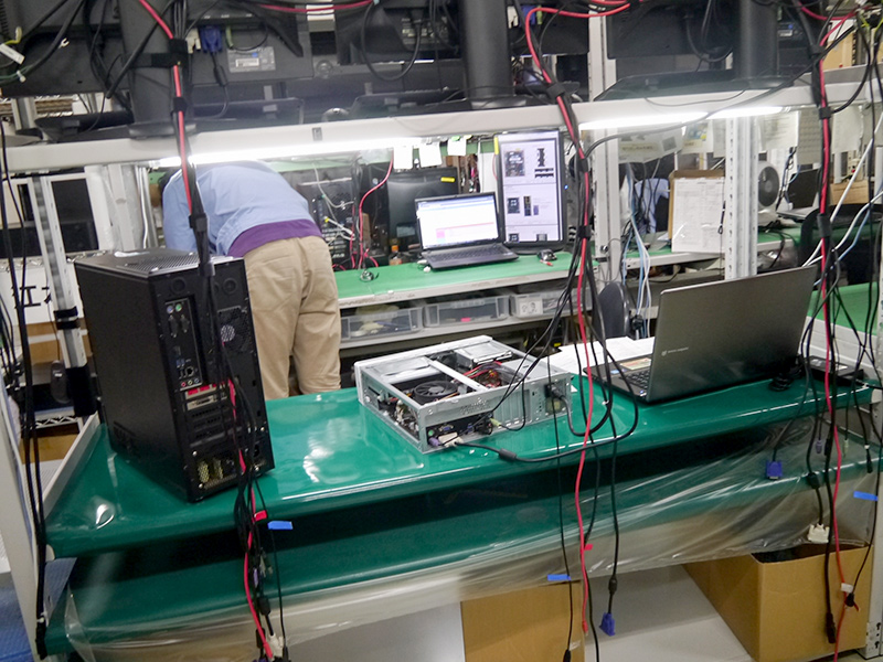 最初に持ち込まれるのは「診断」工程のエリア。不具合を再現する。3台のPCが同時に診断されていた