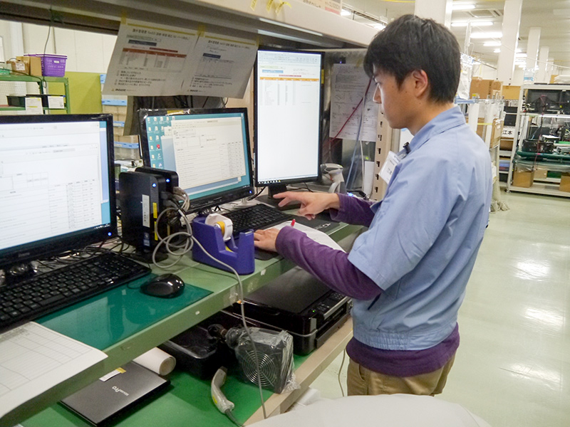 修理に必要な部品を確認し、ダンボール箱のなかに入れる