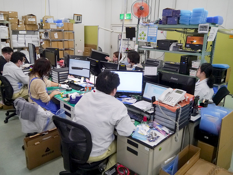 修理部品の在庫管理を行なう社員。約2,500種類の部品を5分間で準備する