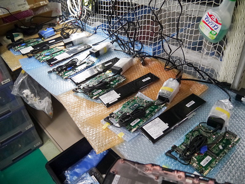 修理在庫品がマウスコンピューターの品質基準に達しているどうかも、1つ1つチェックをしている