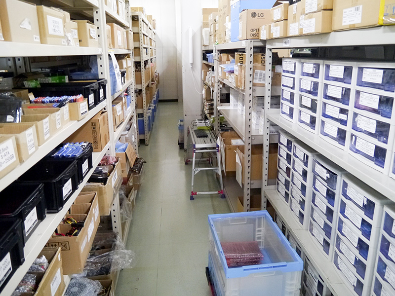 診断後、必要な修理部品は部品倉庫エリアから払い出される