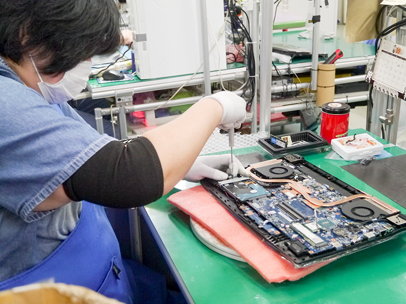 修理エリアで行われている部品交換の様子