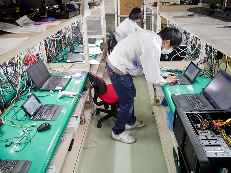 複数のPCを同時にチェックしている